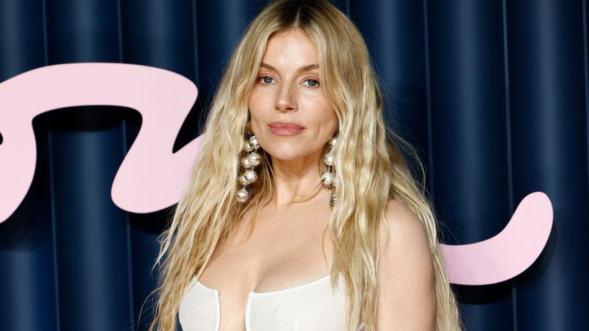 Tretie dieta v 43 rokoch Sienna Miller ziari po boku mladsieho milenca