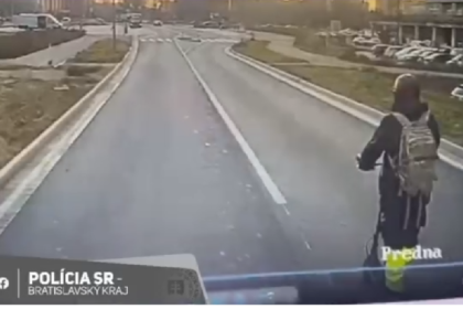 VIDEO Opity kolobezkar vybrzdoval autobus Nestastny koniec
