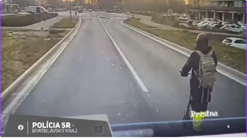 VIDEO Opity kolobezkar vybrzdoval autobus Nestastny koniec