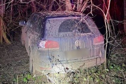 Vodic po uteku naraze do stromu a incidente s policiou zomrel