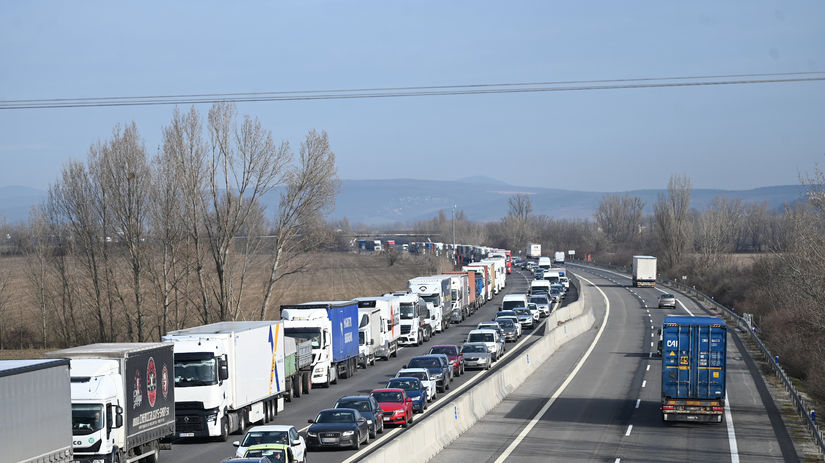 Zapcha na dialnici ako vyhoda Taliansko plati vodicom za zdrzanie peklo na slovenskych cestach by sa tym mohlo dramaticky zlepsit