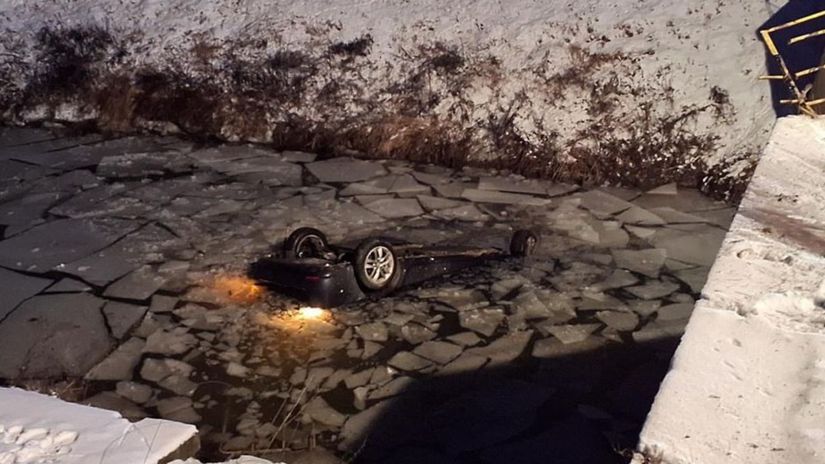 Auto sa prevratilo do vodneho kanala tragedia