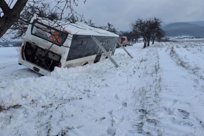 Autobus pri Kosiciach zisiel z cesty evakuovali vyse 50 deti Zazrakom sa nik nezranil