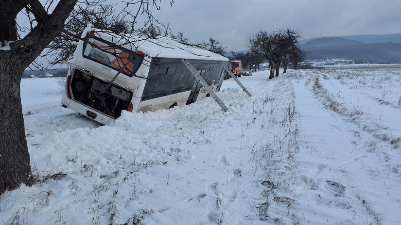 Autobus pri Kosiciach zisiel z cesty evakuovali vyse 50 deti Zazrakom sa nik nezranil