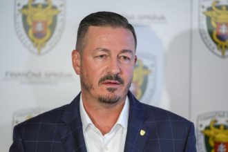 Den po razii u sefky Piratov dostal Kiss a jeho rodina vyhraky smrou Finanna sprava bola evakuovana