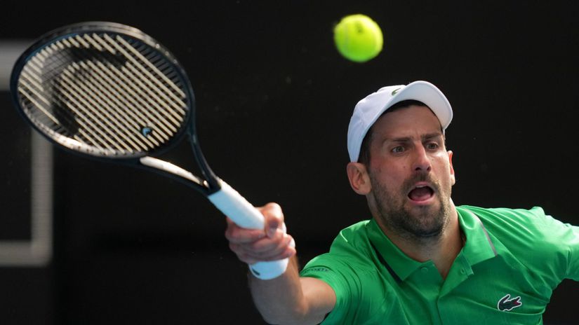 Djokovic bol na kolenach super mu skrecom daroval postup Dnes som bol horsim hracom