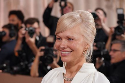 Ikonicka Pamela Anderson je spat a krajsia nez predtym