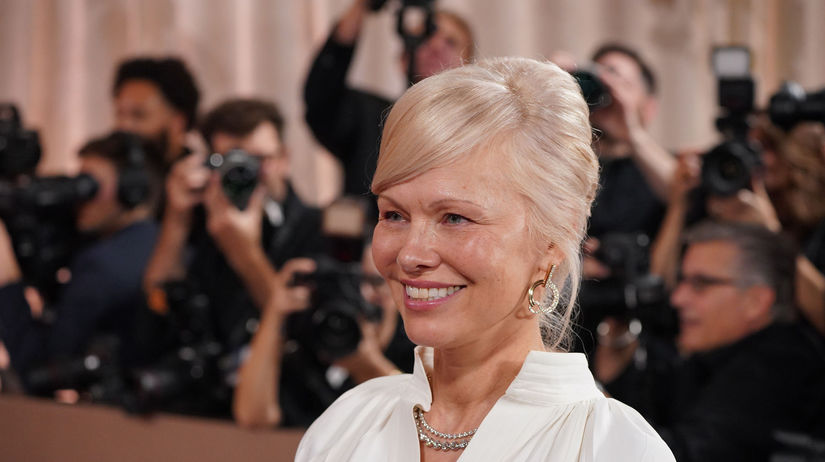 Ikonicka Pamela Anderson je spat a krajsia nez predtym