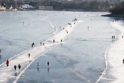 Ladova dialnica u susedov Prigl sa stal najvacsim klziskom pod sirim nebom