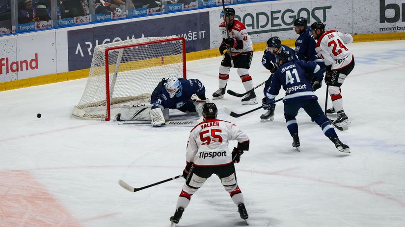 Slovan ukoncil vitaznu seriu Banskej Bystrice Janus mal uspesnu premieru Poprad predlzil trapenie Spisiakov