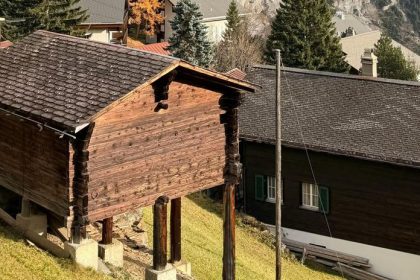 Takmer vertikalna jazda Murren bez aut so strmou lanovkou