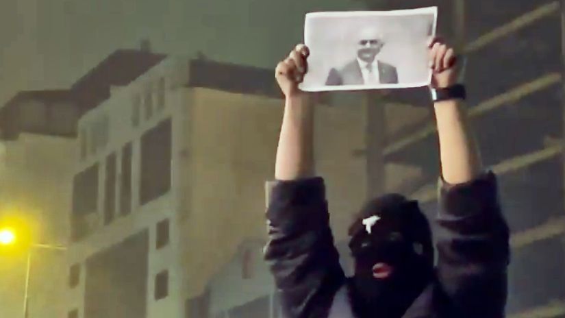 Teheran hrozi protestujucim smrtou byvaly korunny princ poslal odkaz