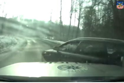 VIDEO Dramaticky v Cesku muz sliapol na plyn a unikal vysokou rychlostou Policii pouzila PIT manever