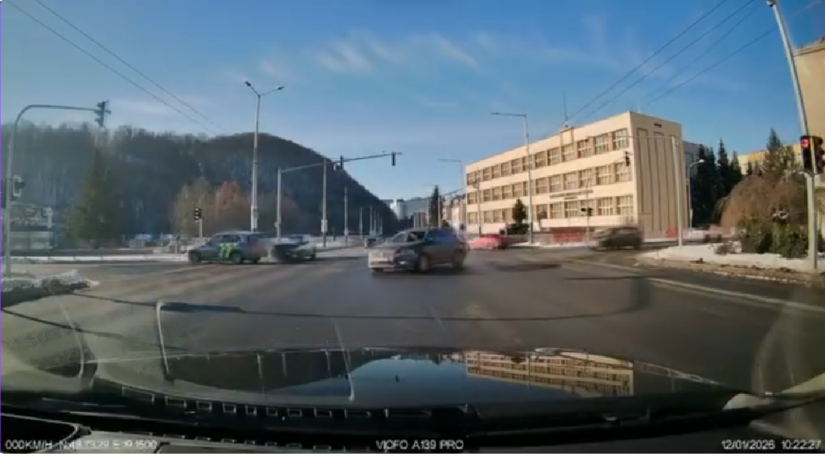 VIDEO Zena presla na cervenu zrazka s policajtmi