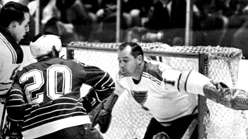 Zomrel Mr Goalie Legendu NHL preslavila seria