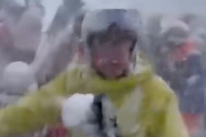 Biela smrst na svahu Video zachytava moment ked lavina zakryje lyziarov cakajucich v rade na lanovku