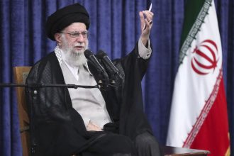 Chamenemu hrozi totalna vojna ajattollah poslal usa doteraz najtvrdsie varovanie armady eu oznacil iran za teroristicke skupiny