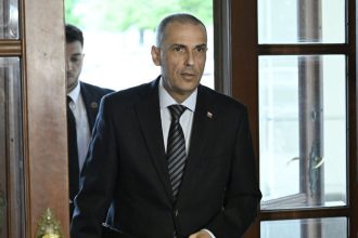 Gluck zvolal vybor k darovaniu S 300 a migov Ukrajine To co sa tu deje je v demokratickom state nepripustne povedal Zilinka a odisiel