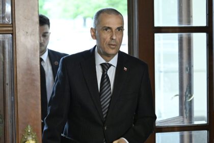 Gluck zvolal vybor k darovaniu S 300 a migov Ukrajine To co sa tu deje je v demokratickom state nepripustne povedal Zilinka a odisiel