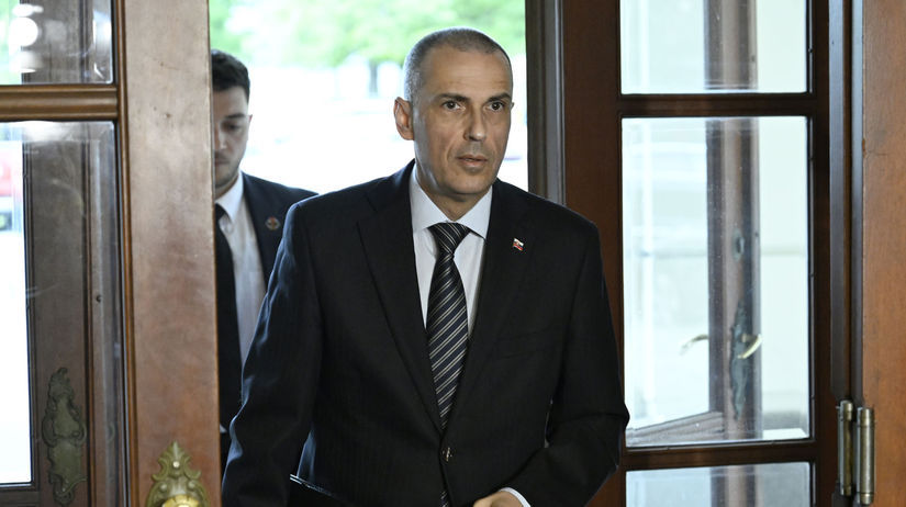 Gluck zvolal vybor k darovaniu S 300 a migov Ukrajine To co sa tu deje je v demokratickom state nepripustne povedal Zilinka a odisiel