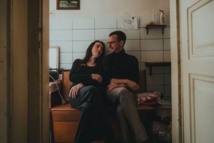 Katka Koscova a Daniel Spiner uvadzaju videoklip k piesni Vojna je z albumu Krehkost