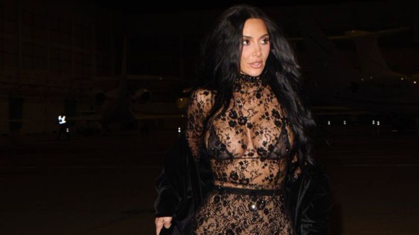 Kim Kardashian v Parizi zhodit zabrany v priehladnej cipke sa vybrala na romanticku veceru To co mal vidiet len Hamilton vsak ukazala celomu svetu