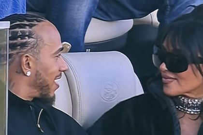 Koniec spekulaciam Kim Kardashian a Lewis Hamilton pristihnuti na Super Bowl Expertka na citanie z pier odhalila intimny rozhovor uz hovoria o mame