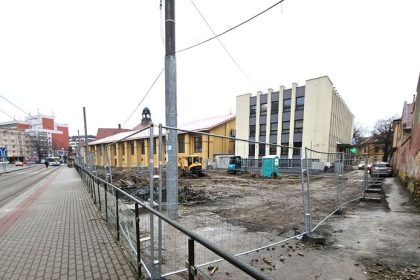 Kosicania su rozhorceni kvoli plotu a uzavretmu priechodu v centre mesta nemaju pristup na zastavku elektricky radnica slubuje zlepsenie