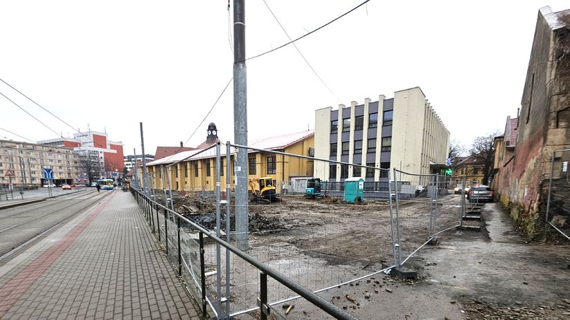 Kosicania su rozhorceni kvoli plotu a uzavretmu priechodu v centre mesta nemaju pristup na zastavku elektricky radnica slubuje zlepsenie