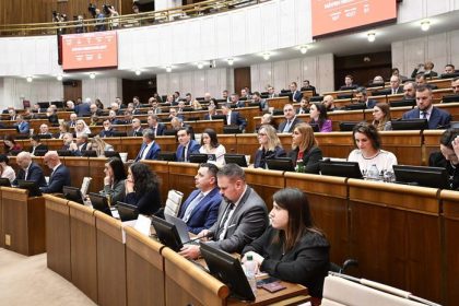 Navrhy na odvolanie clenov vlady predcasne uzavreli