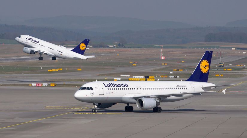 O polnoci zaverecna Lufthansa nechala 123 ludi uveznenych cez noc v lietadle na letisku deky ani jedlo im neposkytli