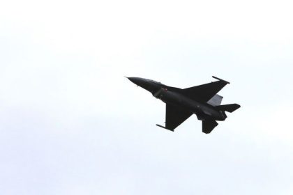 Pozor na sonicky vybuch stihacky F 16 budu lietat nadzvukovou rychlostou
