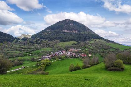 Prekliatie zlateho stitku Moze sa Vlkolinec stat prvym miestom ktore sa dobrovolne vzda UNESCO Doteraz prisli o titul len tri lokality na svete no ani jedna to neurobila dobrovolne