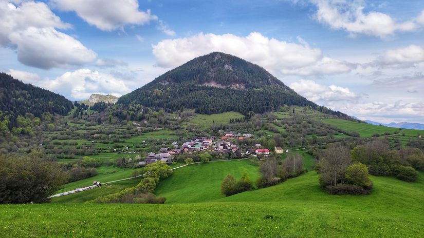 Prekliatie zlateho stitku Moze sa Vlkolinec stat prvym miestom ktore sa dobrovolne vzda UNESCO Doteraz prisli o titul len tri lokality na svete no ani jedna to neurobila dobrovolne
