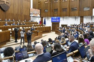 Prisnejsie pravidla pre banky a balik dodatkov Parlament meni podmienky pre sisterske firmy hazardne hry aj rusky plyn