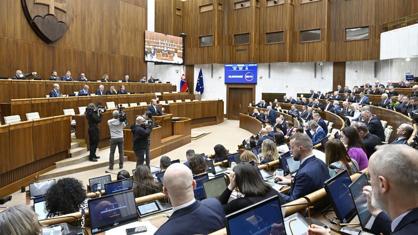 Prisnejsie pravidla pre banky a balik dodatkov Parlament meni podmienky pre sisterske firmy hazardne hry aj rusky plyn