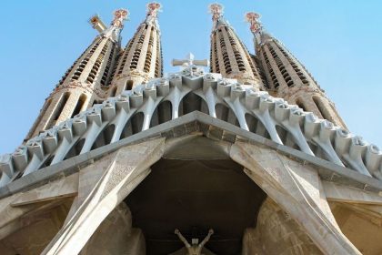 Sagrada Familia bude najvysim kostolom na svete unikatne video zachytava okamih ked bazilika dostala posledny kusok skladacky