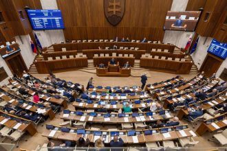 Sedem ministrov zostava vo funkcii parlament neschvalil ani jeden opozicny navrh na odvolanie