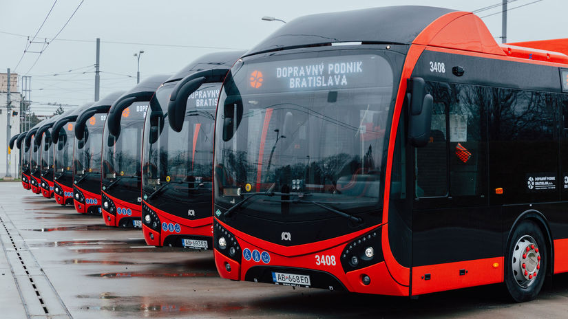 V Bratislave pribudlo osem novych plynovych klbovych autobusov