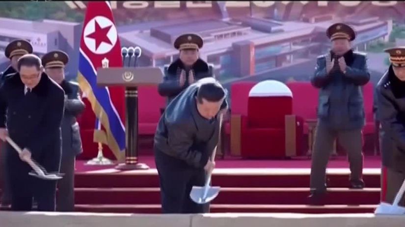 VIDEO Kim Cong un s lopatou v ruke odpalis naloze