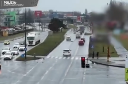 VIDEO Sufer riskoval na cervenu pre par usetrenych sekund Pozrite si aky pomocnik pomohol policajtom