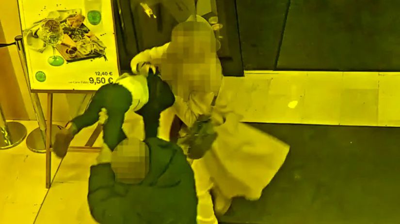 VIDEO Vecna mora kazdeho rodica Cudzinec sa pokusil unies dievca v talianskom supermarkete