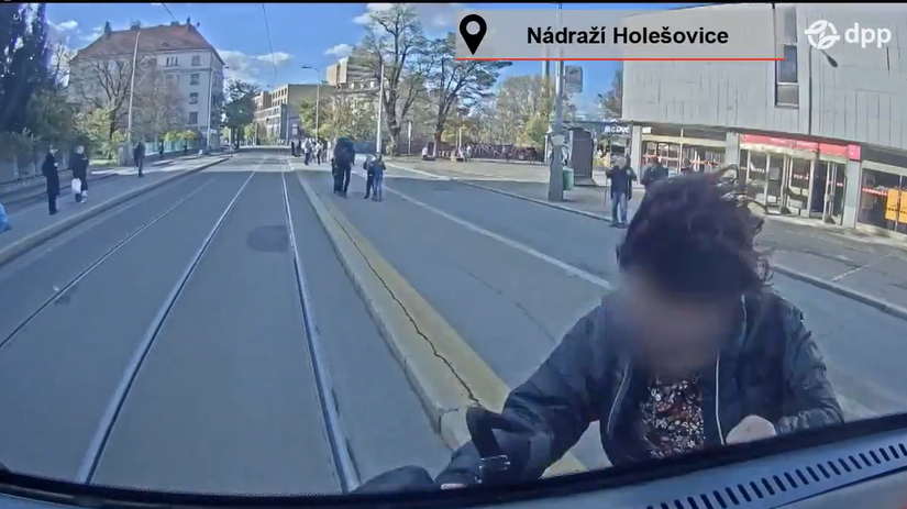 Video z ktoreho tuhne krv v zilah drsne zabery nehod chodcov s elektrickami v Prahe