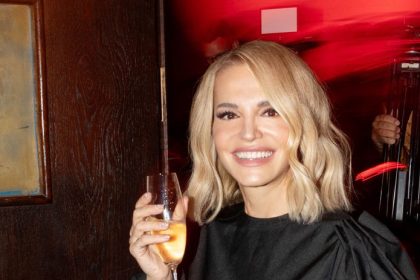 Ziadna cipka ale poriadny osial Dara Rolins 53 sa vyzliekla v hotelovej spalni a prezradila ako spava Fanusikov rozohriala
