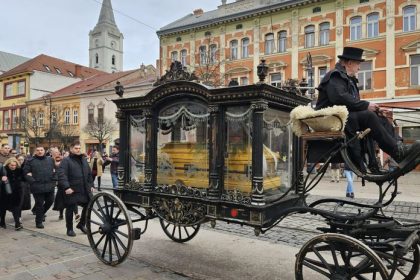 Zlata truhla a honosny koc Kosice sa lucia s romskym kralom Robertom I Prisli desiatky ludi okolie strazi policia