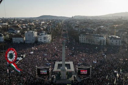 Budapest zaplavili davy ORban aj jeho protivnik ukazuju silu a burcuju pred volbami