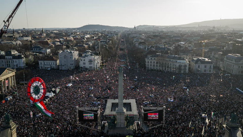 Budapest zaplavili davy ORban aj jeho protivnik ukazuju silu a burcuju pred volbami