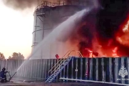 ONLINE Ukrajinci zasiahli rusky ropny sklad a plynovod Kremel hovori o bezohladnych utokoch na energetiku
