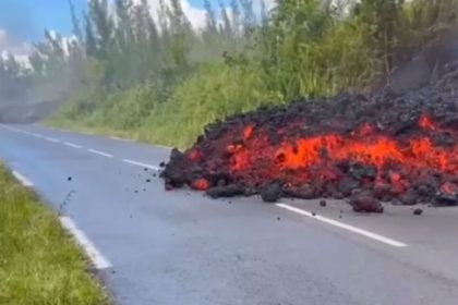 Ohniva rieka presla cez cestu Sofri si na mobil natacali ako lava tecie priamo cez vozovku
