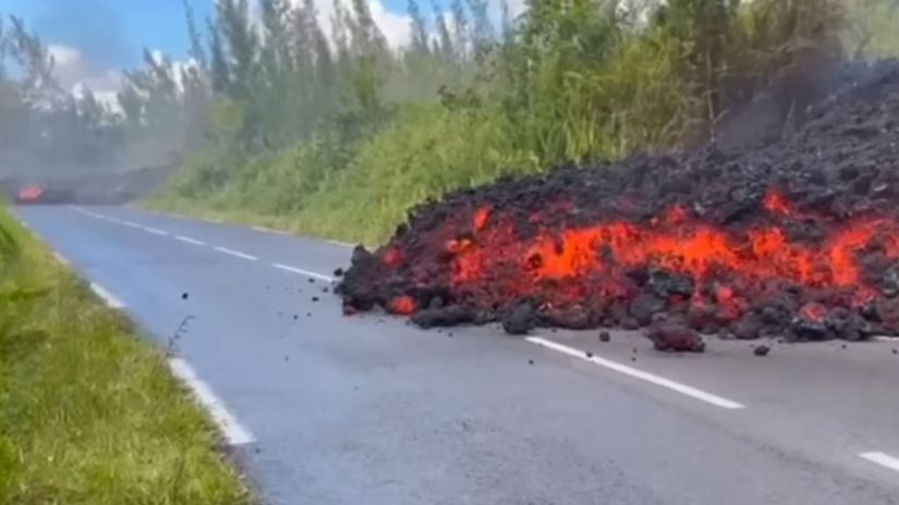 Ohniva rieka presla cez cestu Sofri si na mobil natacali ako lava tecie priamo cez vozovku
